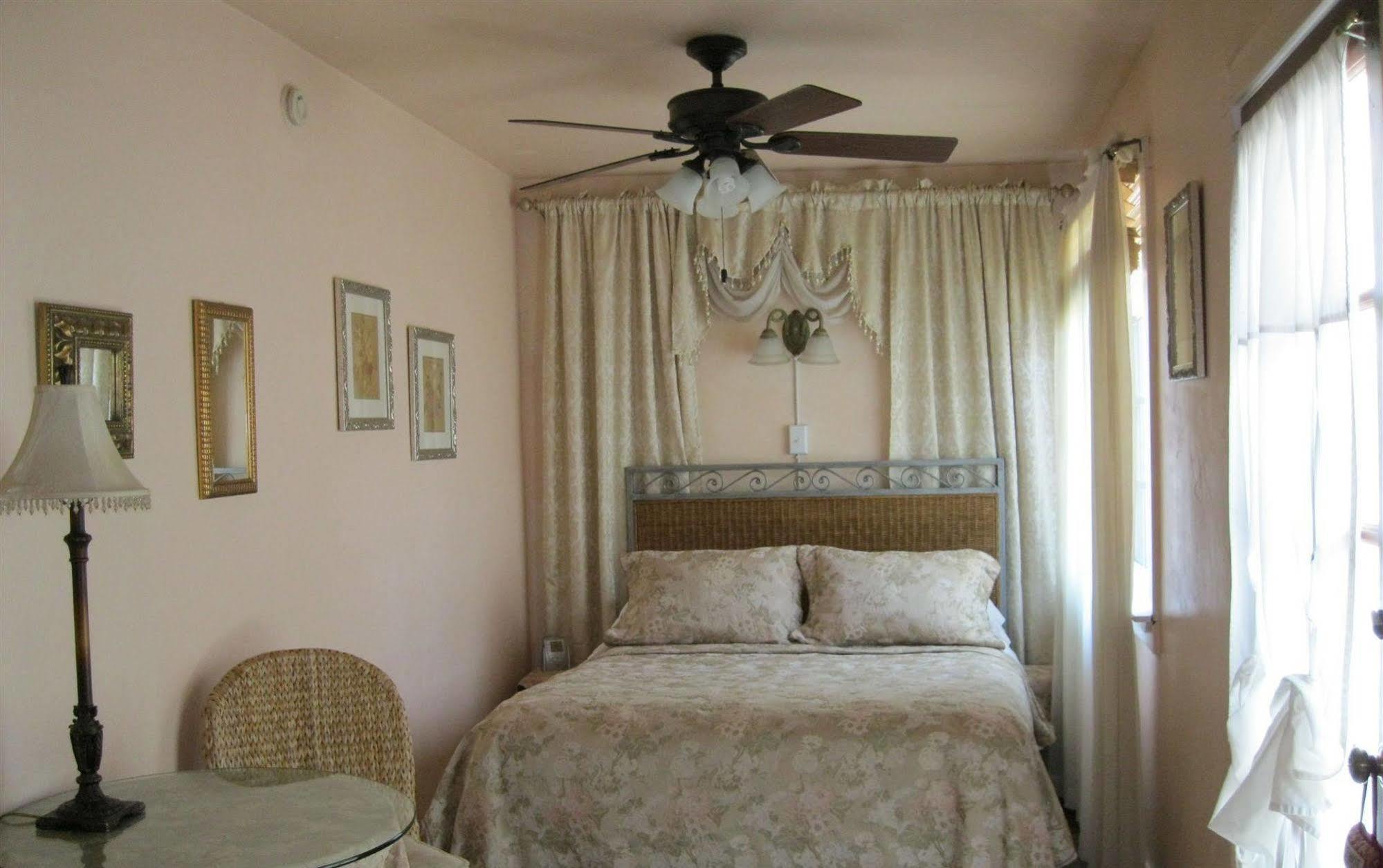 A White Jasmine Inn ซานตาบาร์บารา ภายนอก รูปภาพ